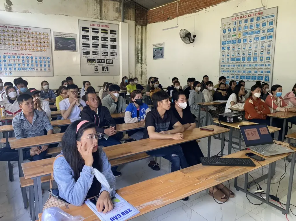 Lớp Học Lý Thuyết Lái Xe hạng B2-Chi Phí Học Bằng B2