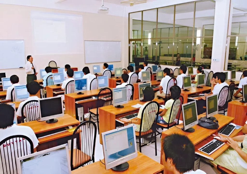 Lớp Học Lý Thuyết Trường Thành Đạt-Đăng Ký Bằng Lái Xe Ô Tô