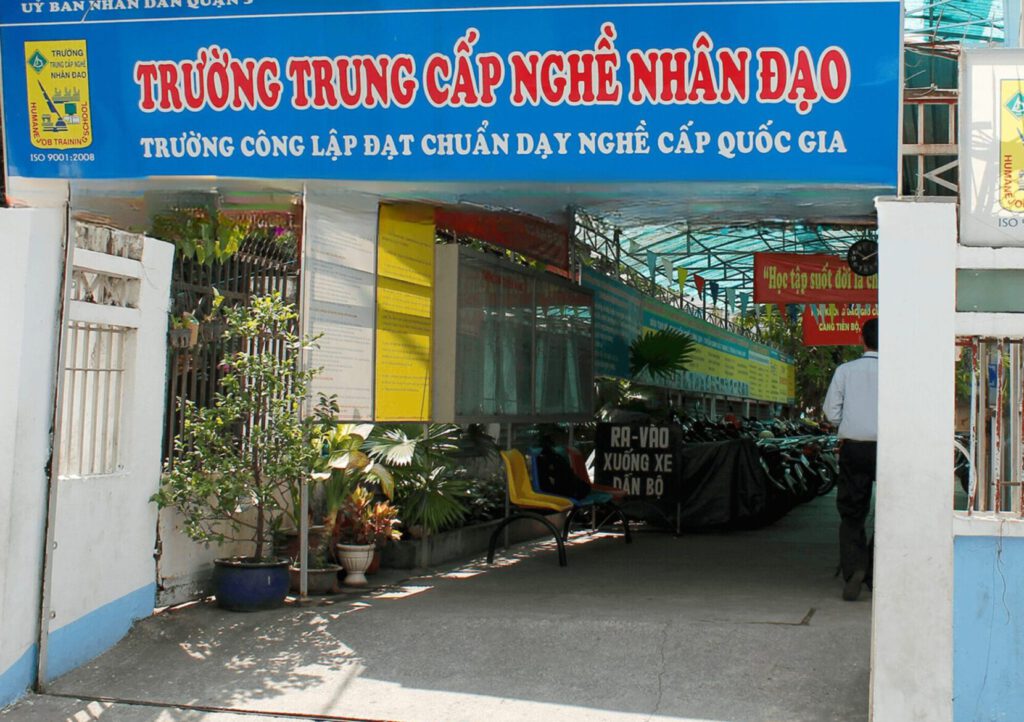 Trường Trung Cấp Nghề Nhân Đạo-Học Bằng Lái Xe Hơi Trả Góp